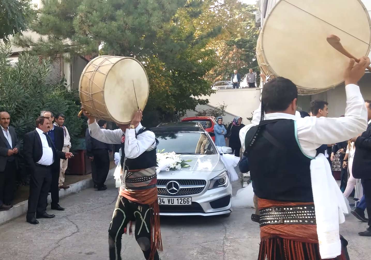 Kız evi kapı önü gelin alma davul zurna merasimi
