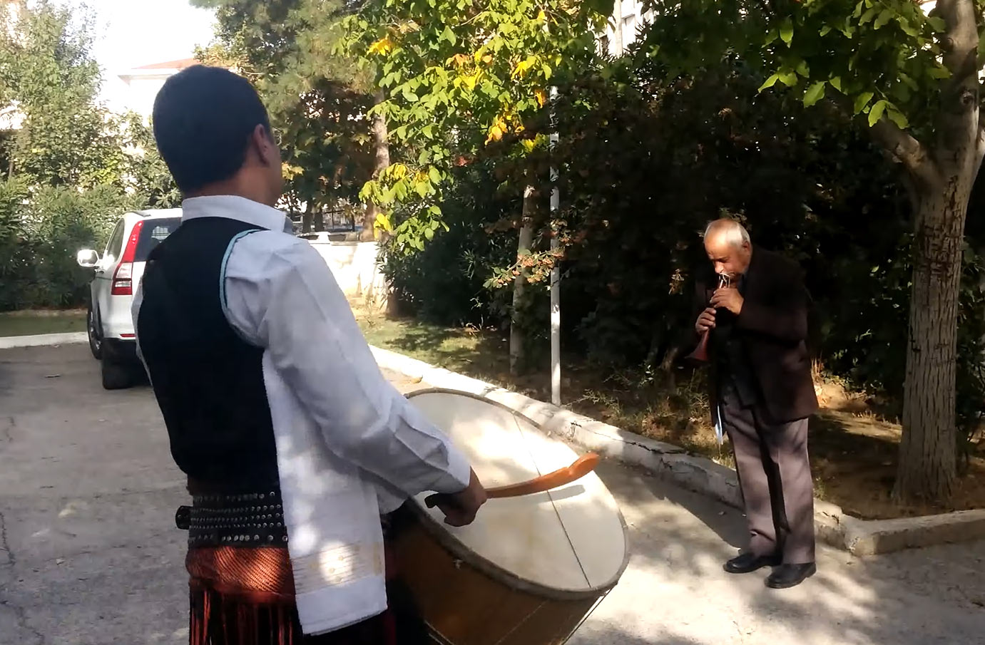 Kına gecesinde hareketli halay ve davul zurna şovu