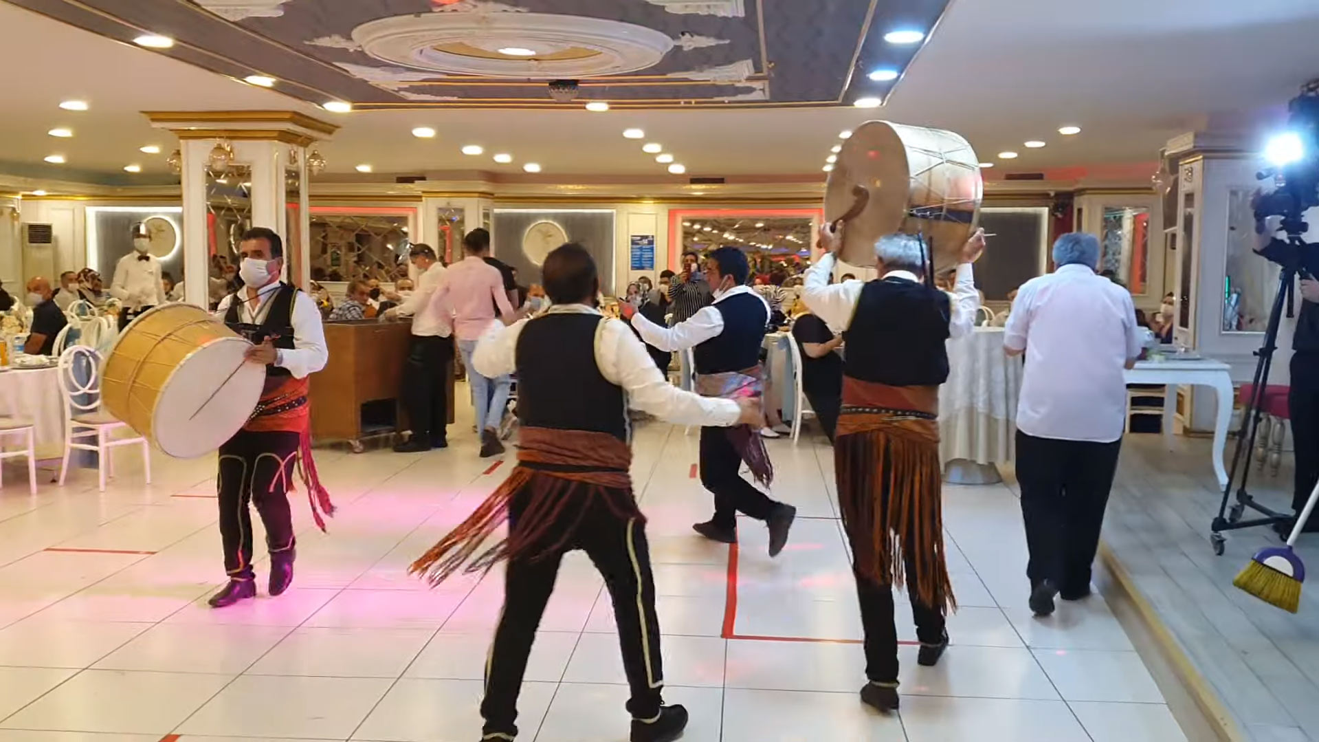 Yöresel kıyafetli Kayseri davulcusu portresi