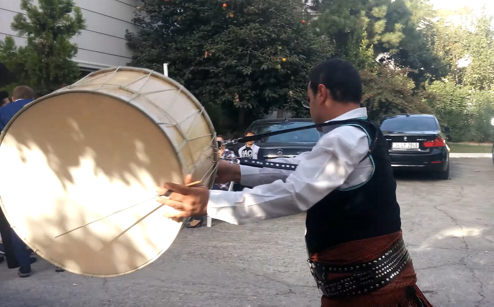 Gelin çıkarma töreninde yöresel davul zurna ekibi